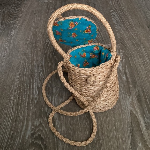 Basket-Style Crossbody - Picture 2 of 6